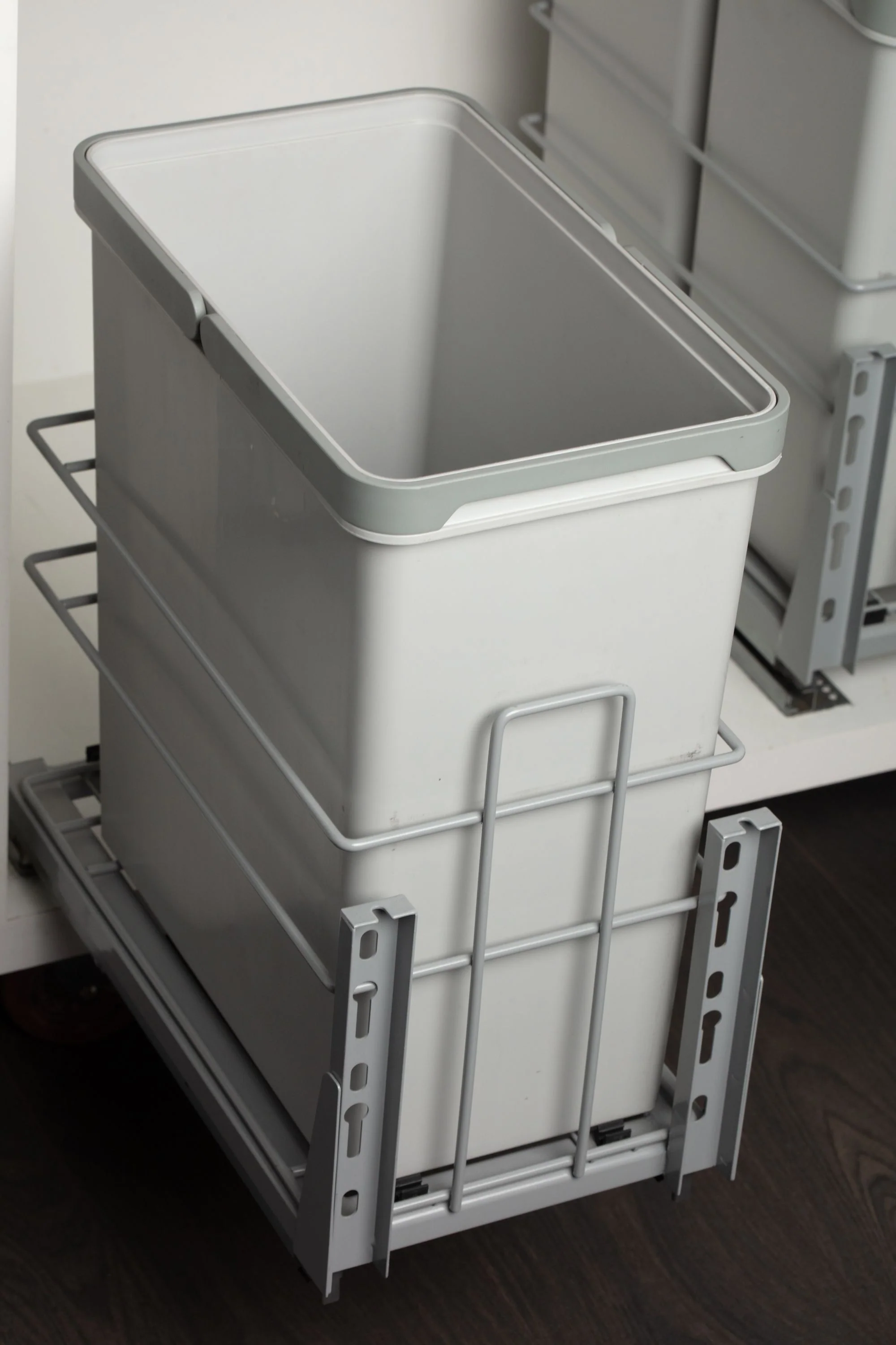 Single Waste Bin 1X28L Soft Close Gray (9 1/4 X 18 1/8 X 19 7/10) - Image 3